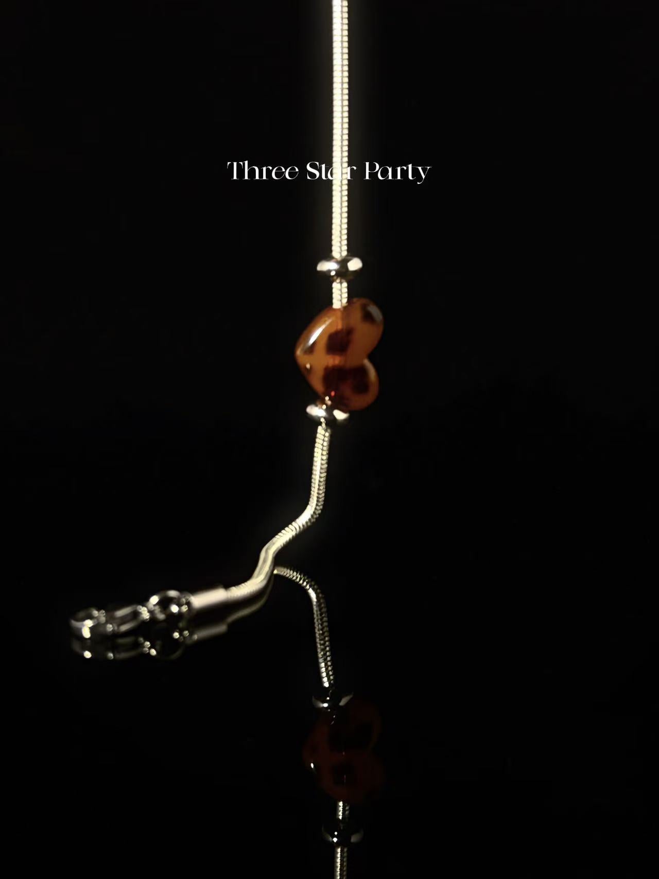 ACON Geometric Asymmetric Double-Layer Necklace| Leopard Print Heart Charm | Minimalist Women's Pendant